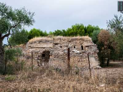Ritorniamo infine sulla 67, proseguendo per quattro chilometri e svoltando sulla destra in una stradina che ci conduce davanti a un sito leggendario: il rudere della chiesa di San Marco